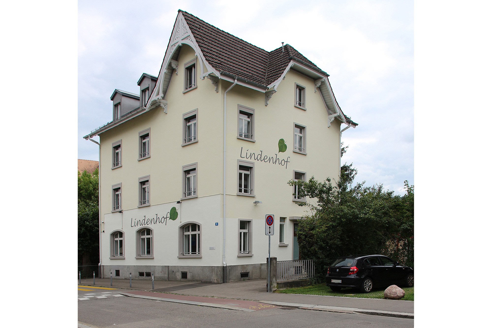 Das ehemalige Restaurant Lindenhof wurde als Betreuung für die Schuleinheit Dachslernstrasse umgebaut. Die hauptsächlichen Anpassungen des Umbaus, befinden sich im Inneren des 1895 erstellten Gebäudes. (@ Lada Blazevic, Zürich)